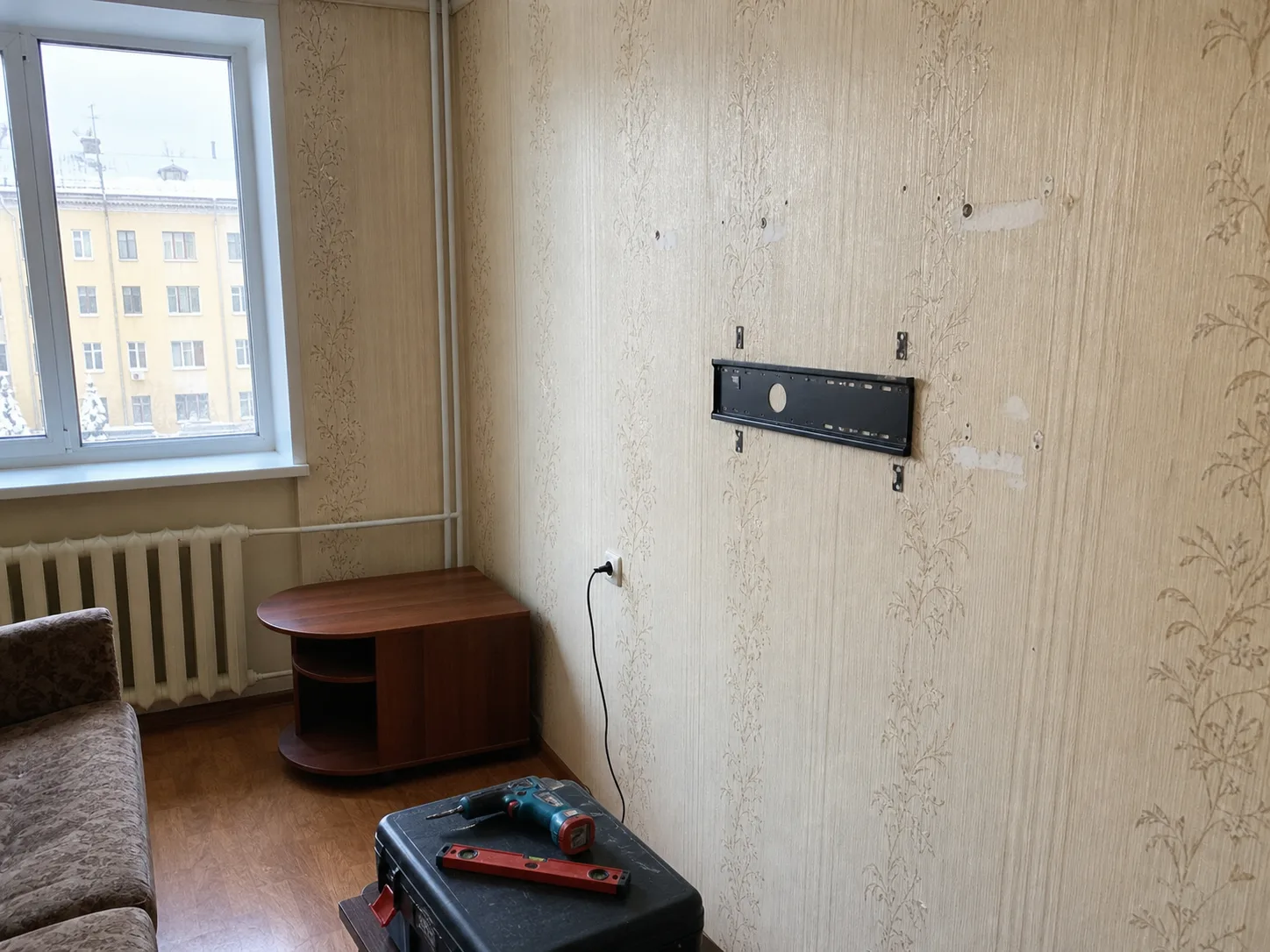 Стена в квартире старого фонда до установки телевизора на кронштейн