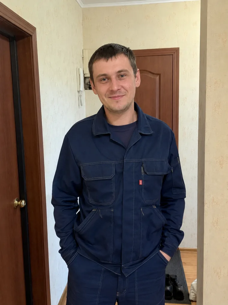 Мастер по сантехнике и установке техники с инструментом