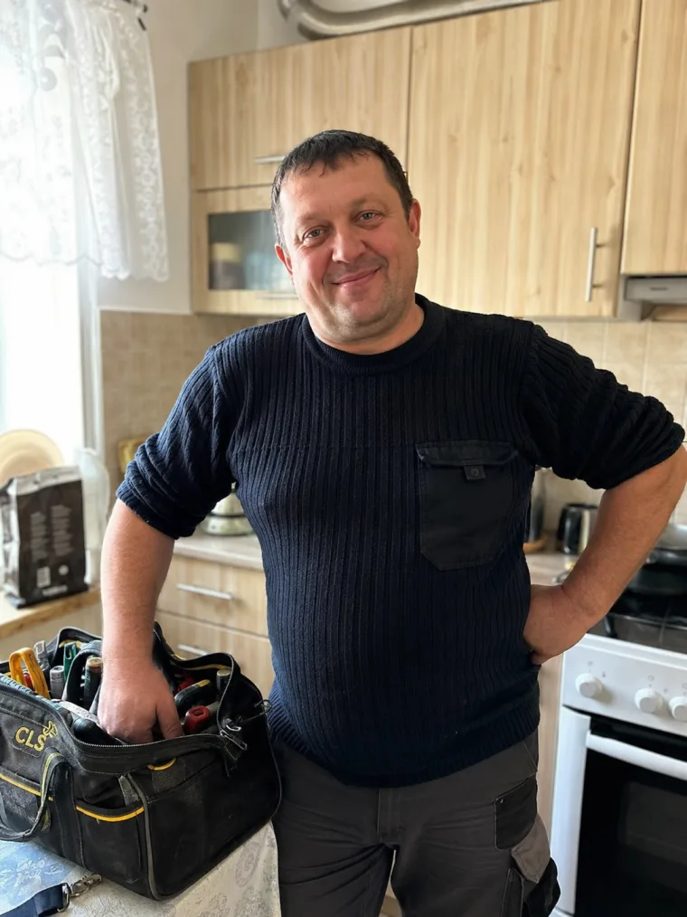Мастер по сборке мебели в рабочей одежде