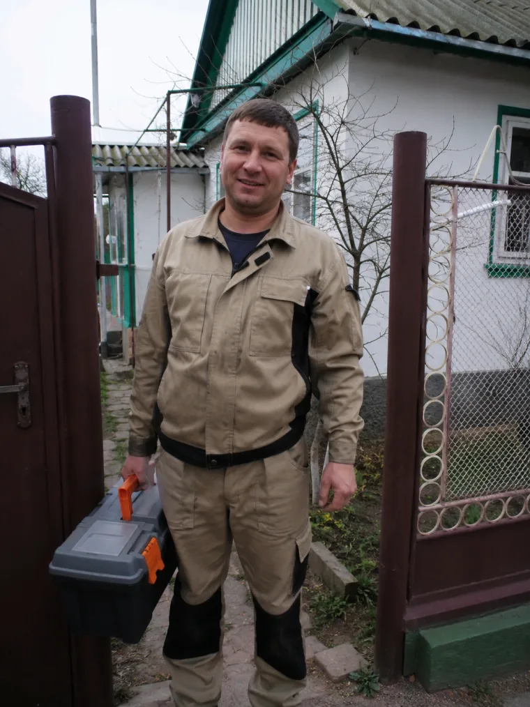 Сантехник с инструментом в квартире